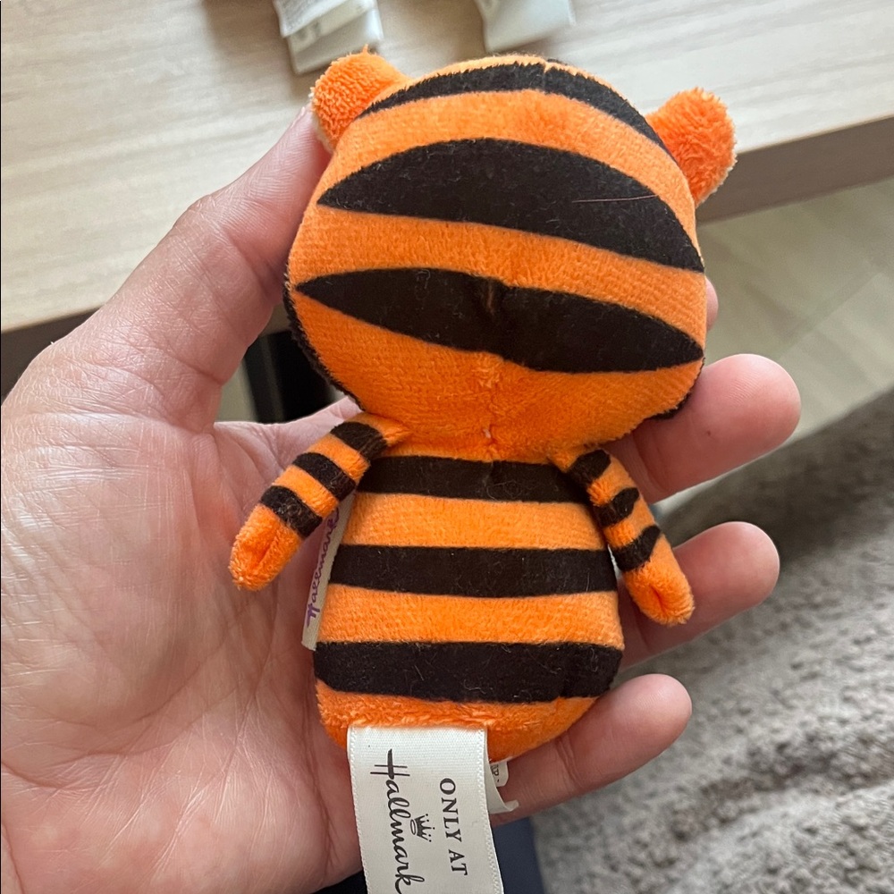 Hallmark Itty Bittys Disney Pooh, Piglet & Tigger Plush Trio - Picture 3 of 8